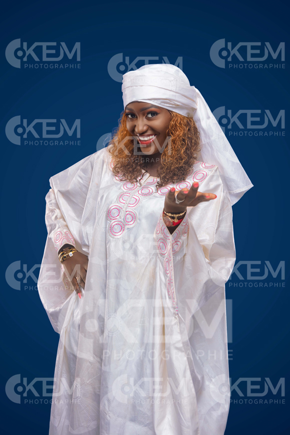 femme-senegalaise-mode-grand-boubou-avec-expression