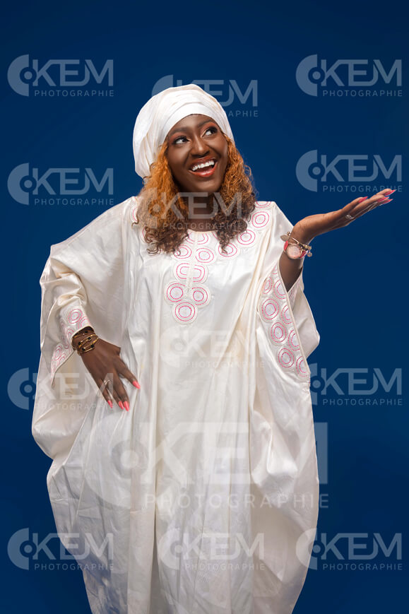 jeune-femme-en-mode-grand-boubou-blanc-avec-expression