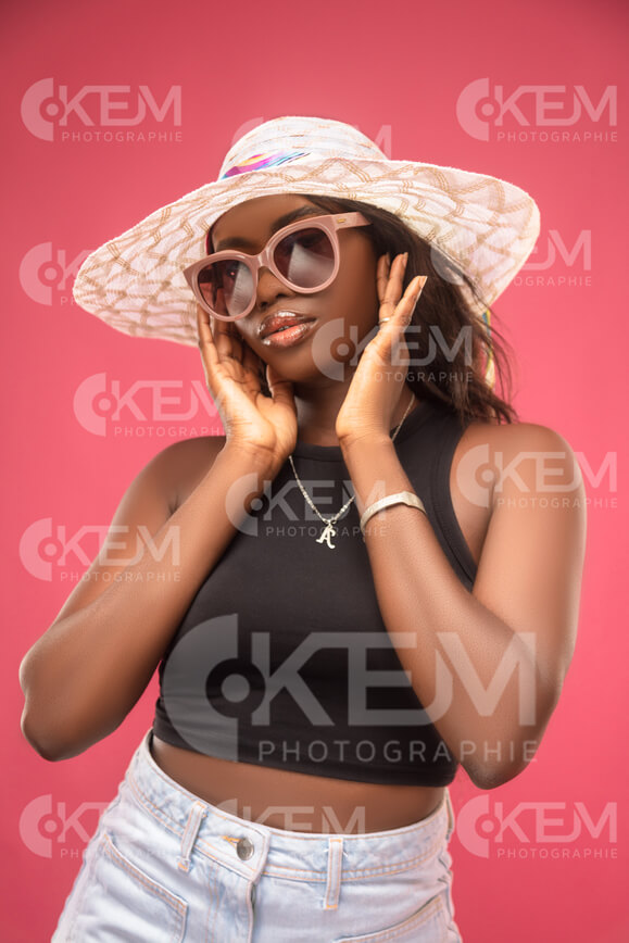 jeune-femme-en-mode-lifestyle-short-jean-et-body-noir-avec-chapeau-dete-style-pose-cliche