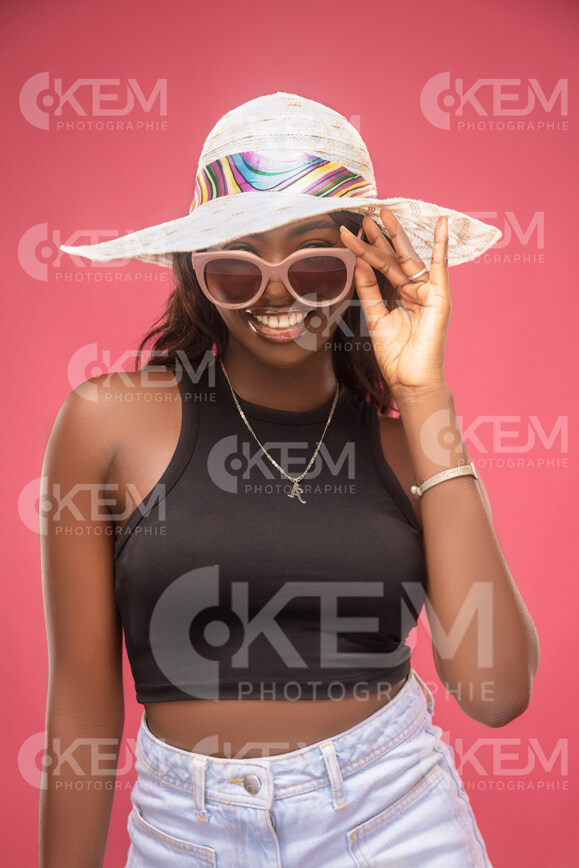 jeune-femme-en-mode-lifestyle-en-body-noir-avec-chapeau-dete-style-avec-sourire