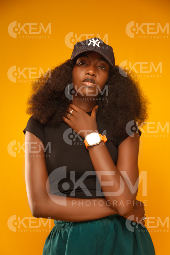 jeune-femme-en-mode-casquette-long-cheveux-afro-body-noir