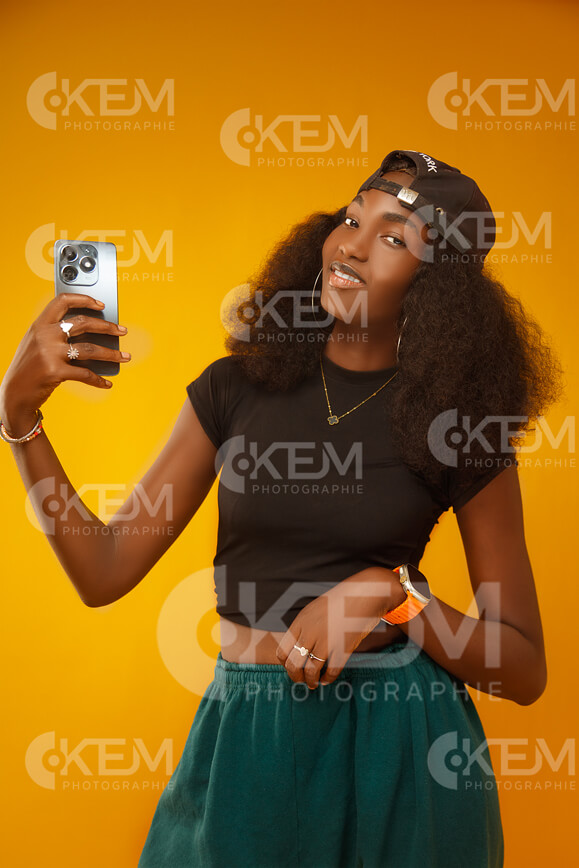 femme-en-mode-casquette-long-cheveux-afro-body-noir-avec-un-portable