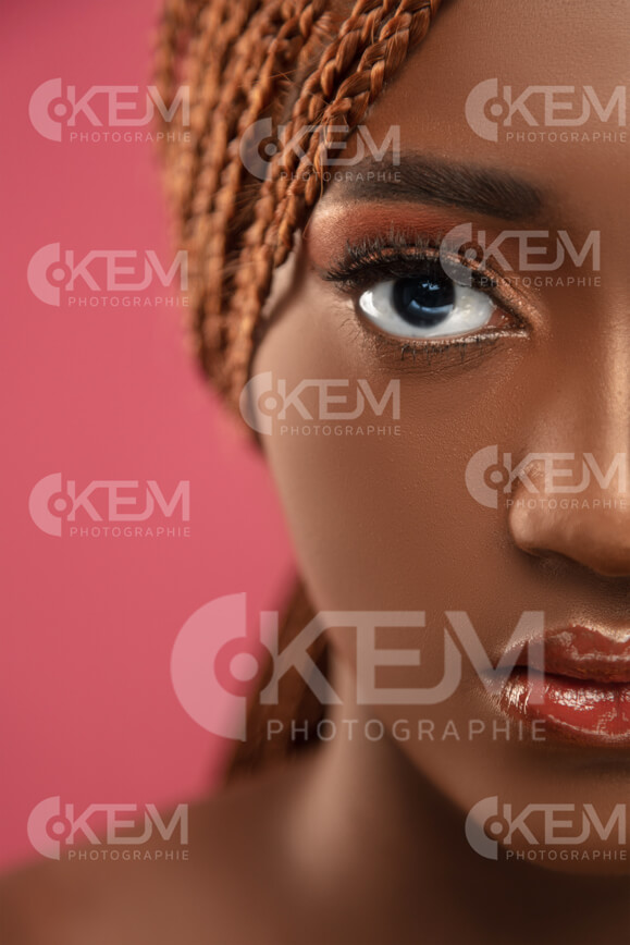 femme-africaine-teint-marron-expression-moitie-visage